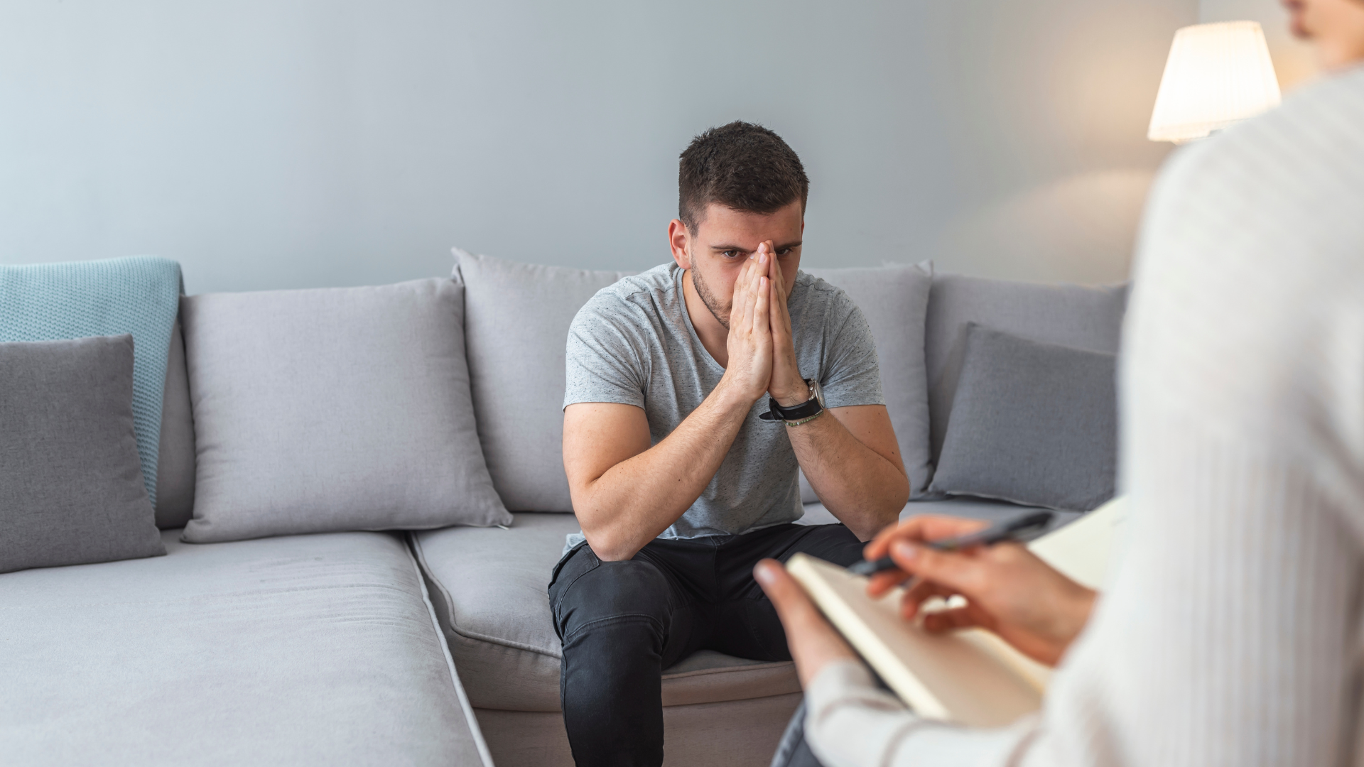 Alejandro Salinas, psicólogo y sexólogo en Granada, ofrece terapia presencial y online, terapia de pareja y formación en psicología.