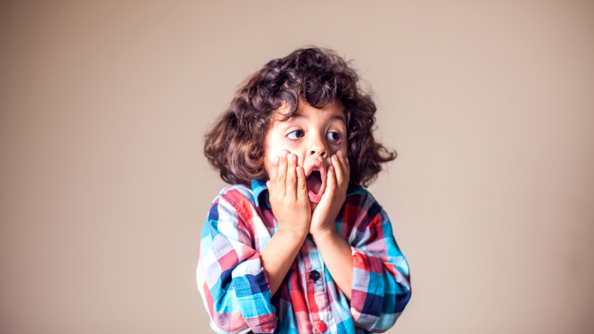 Alejandro Salinas, psicólogo y sexólogo en Granada, ofrece terapia presencial y online, terapia de pareja y formación en psicología.
