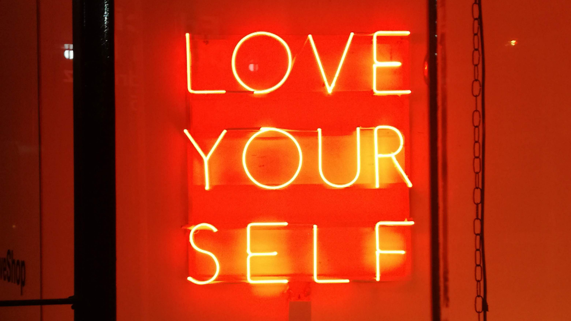 Alejandro Salinas, psicólogo y sexólogo en Granada, ofrece terapia presencial y online, terapia de pareja y formación en psicología.