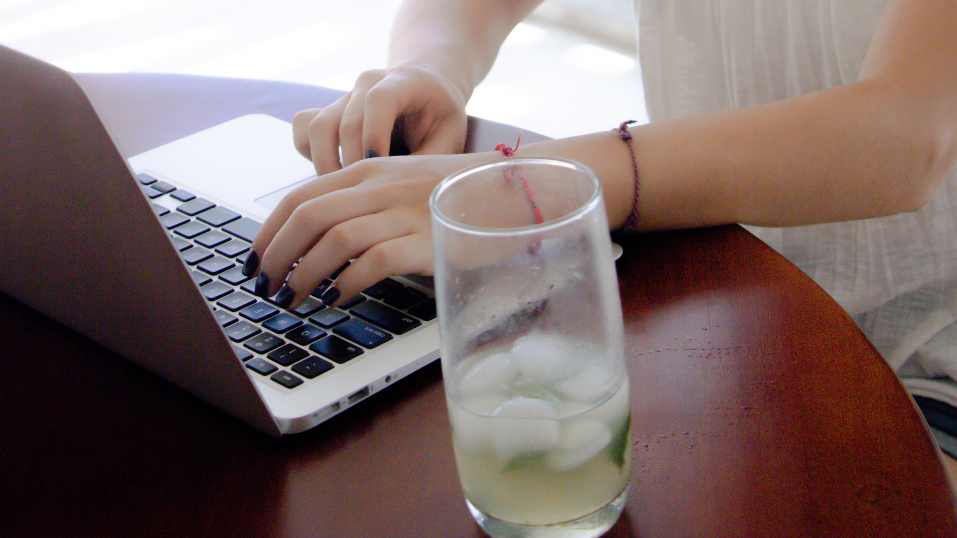 Alejandro Salinas, psicólogo y sexólogo en Granada, ofrece terapia presencial y online, terapia de pareja y formación en psicología.