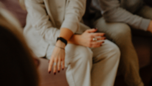 Rompe la rutina con terapia de parejas. Aprende a mejorar la comunicación, recuperar la conexión y fortalecer tu relación de forma saludable.