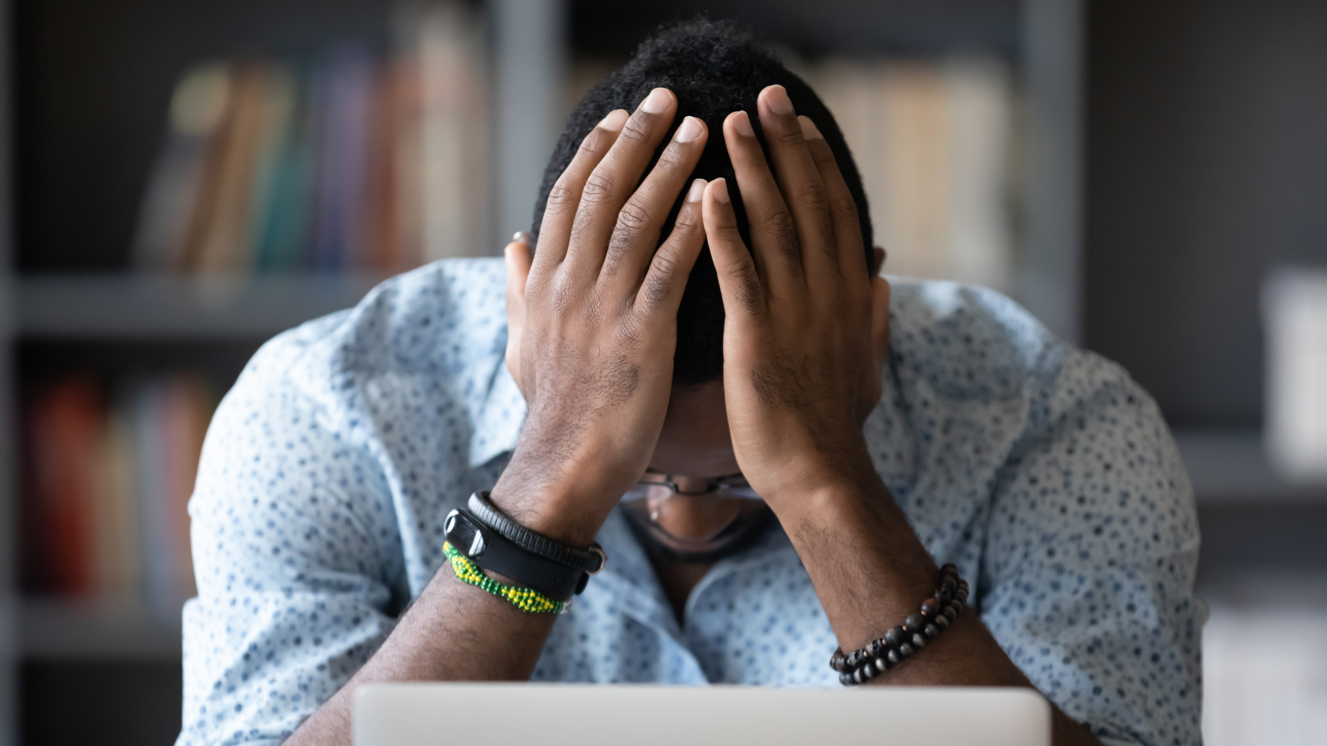 Alejandro Salinas, psicólogo y sexólogo en Granada, ofrece terapia presencial y online, terapia de pareja y formación en psicología.