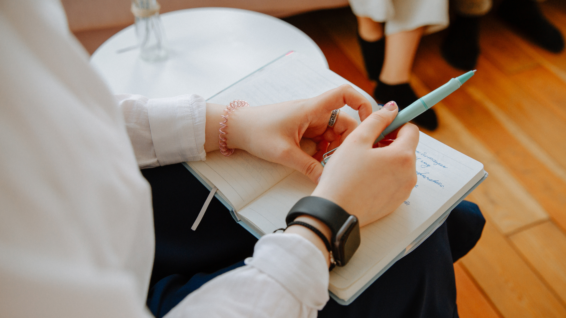 Alejandro Salinas, psicólogo y sexólogo en Granada, ofrece terapia presencial y online, terapia de pareja y formación en psicología.
